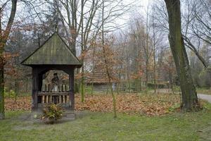 autunno paesaggio con un' di legno cappella nel il campagna nel polacco podlasie foto
