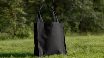 generativo ai, realistico nero totalizzatore tela tessuto Borsa impostare su il verde erba, acquirente finto su vuoto. foto