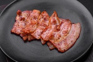 delizioso fresco fritte Bacon strisce con spezie foto