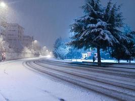 esso nevica su il strada a notte. foto