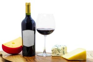 vino rosso bottiglia con formaggio foto