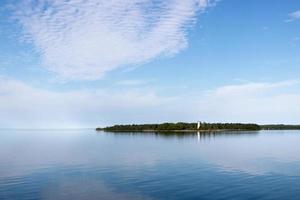 calma acqua e blu cielo su georgiano baia di il faro su cristiano isola foto