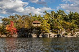 gazebo su il rocce di un' lago su un' soleggiato autunno giorno a luna di miele baia, beausoleil isola, ontario, Canada foto