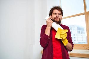 uomo nel il camera lavori di casa pulizia servizio professionale stile di vita foto