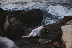 bellissimo sposa nel bianca nozze vestito su mare riva bagnato capelli inalterato foto