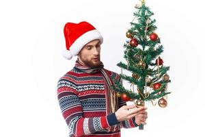 emotivo uomo nel un' Santa cappello Natale decorazioni vacanza nuovo anno studio in posa foto