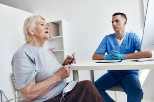 paziente a il medico e infermiera appuntamenti professionale consigli foto