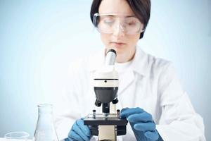 donna laboratorio assistente microscopio scienza professionale analisi biotecnologia foto
