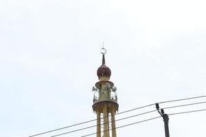 bogor Indonesia marzo 2023 il minareto di il moschea contro il sfondo di il blu cielo. islamico concetto. foto