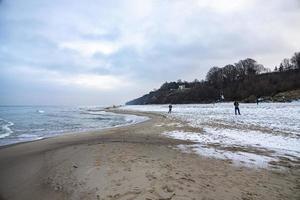 inverno paesaggio a partire dal il spiaggia su il baltico mare con neve nel Polonia io foto