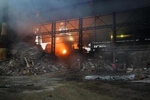 a partire dal metallo rottame per ferro e ferro asta fabbricazione acciaio fabbrica a demra, dacca, bangladesh. foto