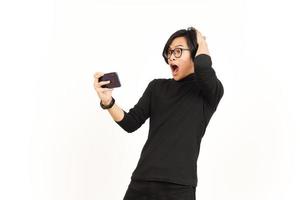giocando mobile gioco su smartphone di bello asiatico uomo isolato su bianca sfondo foto