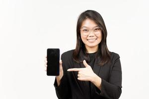 mostrando applicazioni o Annunci su vuoto schermo smartphone di bellissimo asiatico donna indossare nero blazer foto