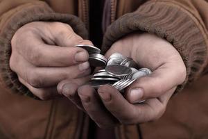 concetto di mendicante, mani tese di un senzatetto che chiede aiuto foto