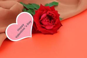 contento San Valentino giorno - rosso rosa e cuore carta su rosso sfondo foto