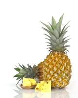 estate frutta - maturo ananas con verde le foglie e affettato di frutta isolato su bianca foto