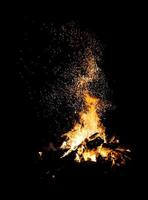 fuoco fiamma isolato su nero sfondo. bruciare fiamme, astratto struttura. arte design per fuoco modello, fiamma struttura. foto