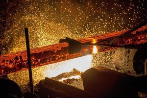 gas taglio di il caldo metallo nel acciaio pianta a demra, dacca, bangladesh foto
