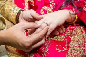 sposa posti il nozze squillare su il sposi dito a bangladesh. vicino su Immagine. foto