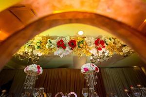 colorato rosso e d'oro fiore e illuminazione nozze palcoscenico decorazione. plastica artificiale fiore. nozze decorazione. foto
