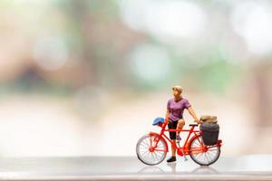 miniatura ciclista in piedi con bicicletta, mondo bicicletta giorno concetto foto