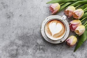 tulipani primaverili e tazza di caffè foto