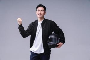Immagine di giovane asiatico uomo con casco su sfondo foto