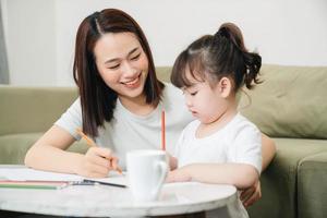 Immagine di giovane asiatico madre e figlia a casa foto