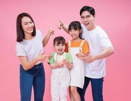 giovane asiatico famiglia su sfondo foto