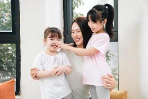 Immagine di giovane asiatico madre e figlia a casa foto