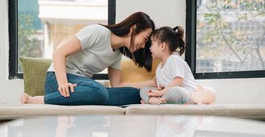 Immagine di giovane asiatico madre e figlia a casa foto