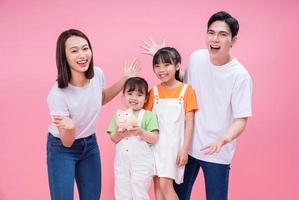 giovane asiatico famiglia su sfondo foto