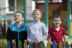 tre ragazzi a partire dal scuola materna per un' camminare. foto