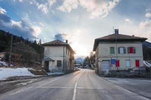 strada passaggio attraverso Residenziale edifici durante tramonto foto