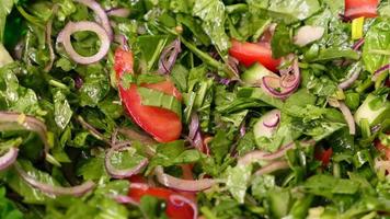 insalata con lattuga e un' varietà di fresco verdure foto