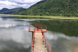 prospettiva Visualizza di di legno molo a lago. grande ponte nel acqua foto