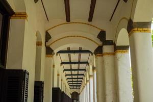 corridoio dentro il vecchio dimora su il giù cittadina semarang centrale Giava. il foto è adatto per uso per viaggio destinazione, vacanza manifesto e viaggio soddisfare media.