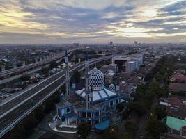 bekasi, indonesia 2021- vista panoramica della moschea del centro di al-azhar foto