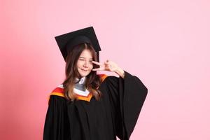 ragazza con la laurea toga foto