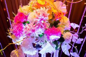 blu illuminazione mano fatto carta fiore, nozze decorazione e colorato nozze palcoscenico nel bangladesh. foto
