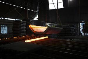 a partire dal metallo rottame per ferro e ferro asta fabbricazione acciaio fabbrica a demra, dacca, bangladesh. foto