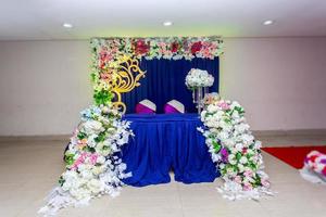 artificiale colorato carta fiori con blu navy colore basato nozze palcoscenico decorazione. foto