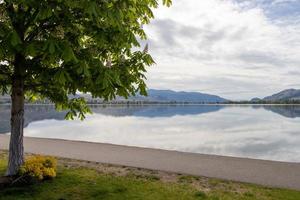 calma acqua su osoyoos lago foto