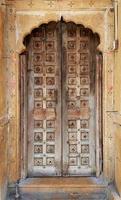 antico rustico antico portone in legno. elemento architettonico. foto