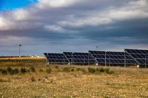 paesaggio con ecologico solare pannelli al di fuori il città su un' giorno foto