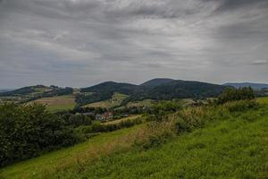 estate paesaggio con polacco montagne su un' nuvoloso giorno foto