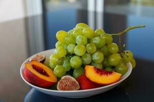 piatti con salutare frutta, verde uva, pesca, Figura foto