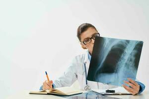 femmina medico Guarda a raggi X diagnostica trattamento ospedale foto