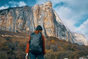 donna escursionista camminare natura montagne viaggio la libertà foto