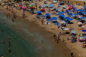 estate paesaggio spiaggia e mare superiore Visualizza nel estate giorno benedom Spagna foto